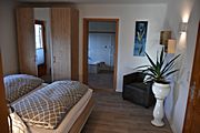 Schlafzimmer mit Blickrichtung Bad